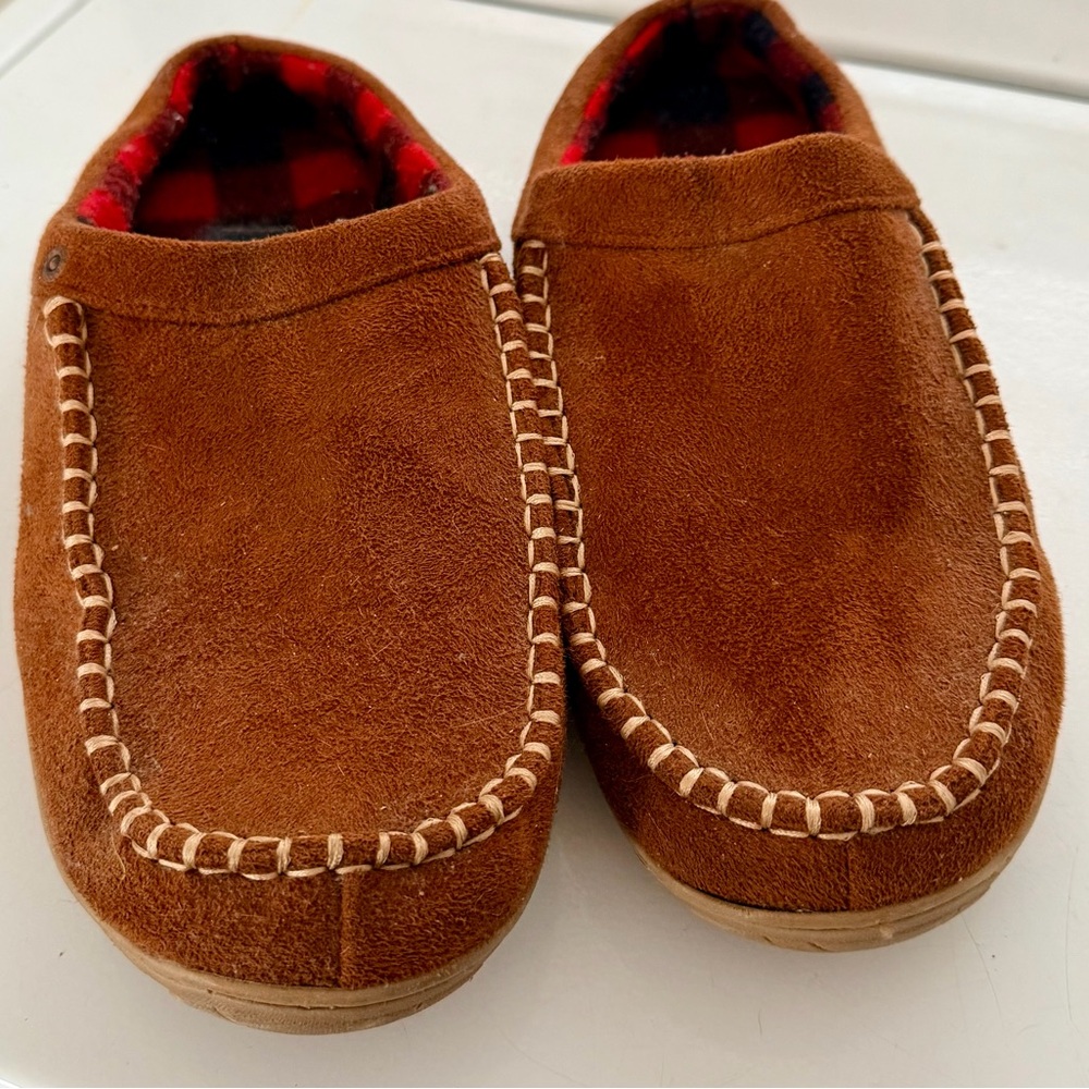 Men’s slippers by Levi Strauss (L)